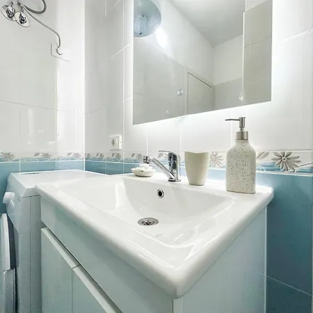 Sea View Apartment *
